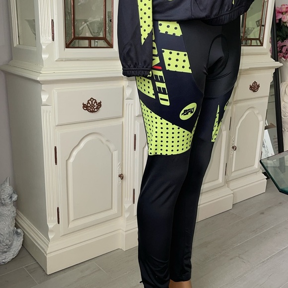 BRAND NEW CYCLING SET WITH PAD - Picture 3 of 4